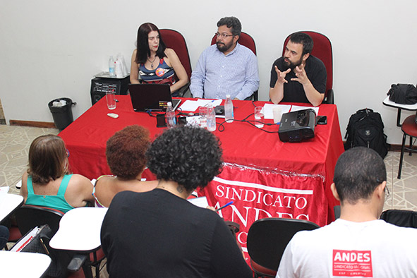 Mesa redonda debate conjuntura política, ataques à classe trabalhadora e resistência